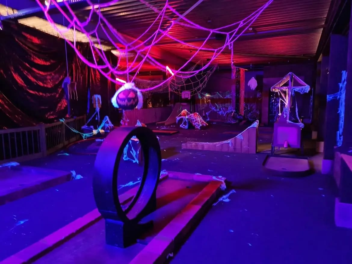 Glow golfbaan in Halloween-stijl bij Urban GRND